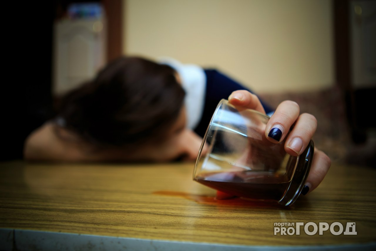 В Коми 27-летнюю мать оштрафуют за пьянку и курение при детях
