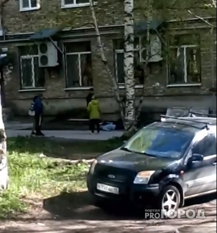 В Сыктывкаре из окна дома выпрыгнула пара (видео)