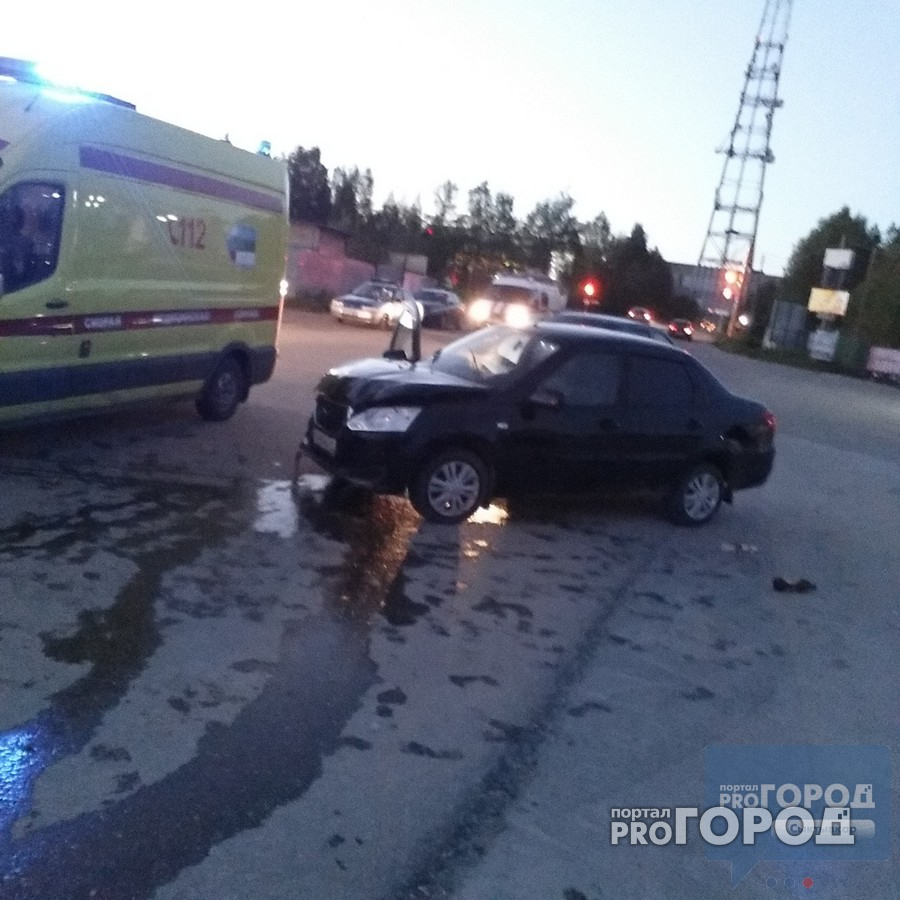 Очевидцы: в Сыктывкаре пьяная автоледи влетела в «Рено», потом в автомойку (фото)