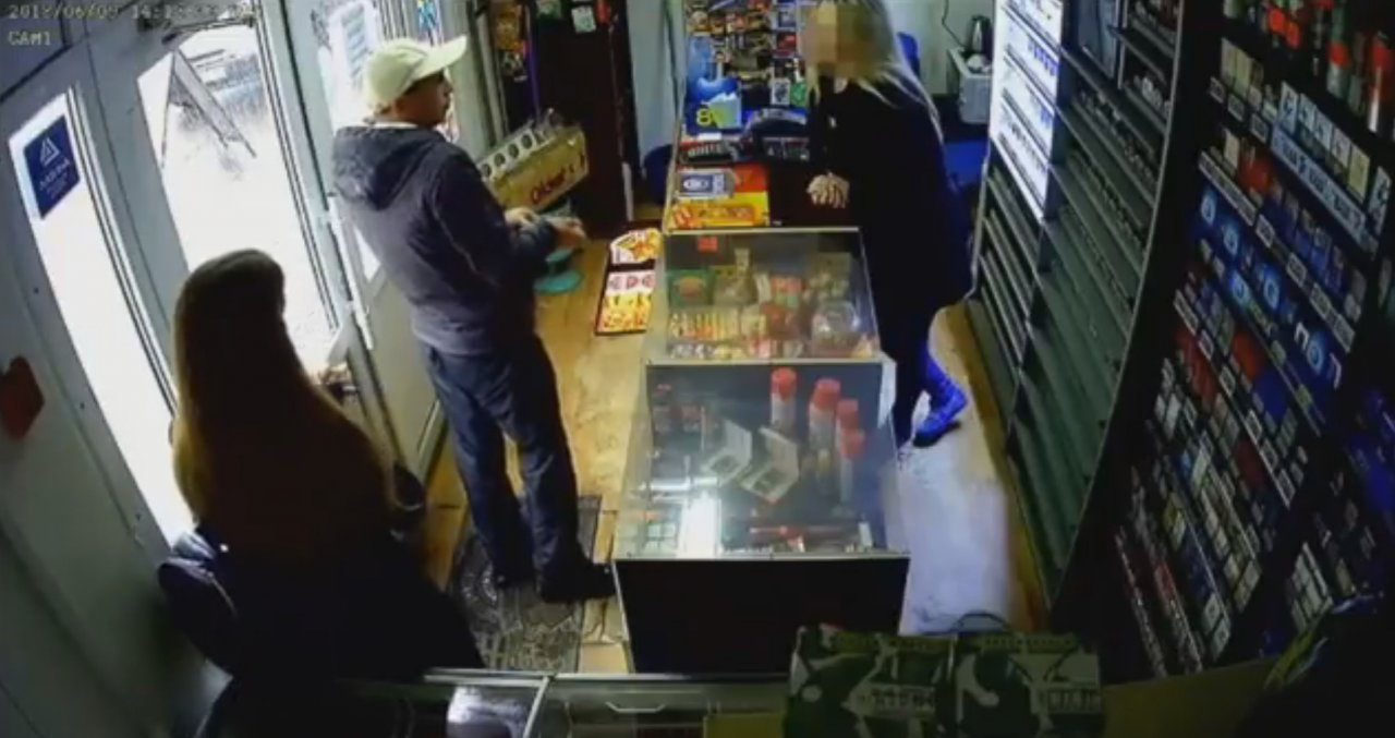 В Сыктывкаре камера засняла, как посетитель магазина ловко «разводит» продавца