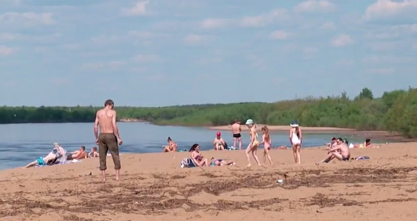 Сыктывкарцы игнорируют предостережения спасателей и толпами идут на пляж (видео)