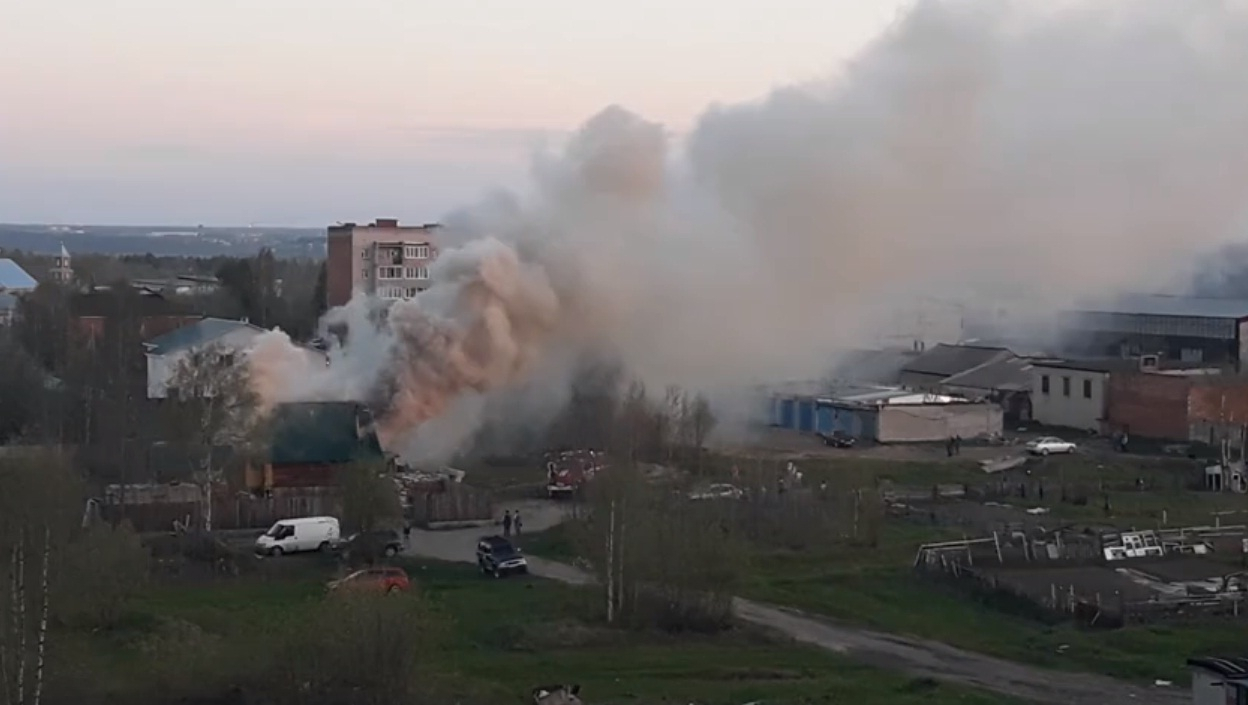 Город как в тумане: жители Коми сняли на видео крупный пожар