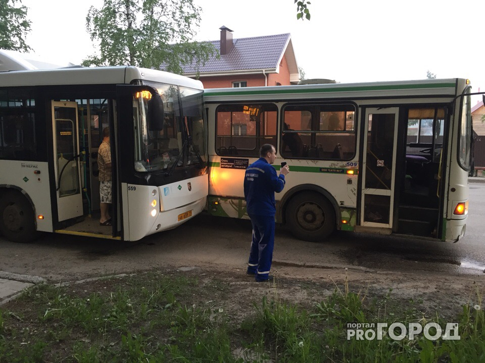 В Сыктывкаре у Гимназии искусств столкнулись два автобуса, пострадал пассажир (фото)