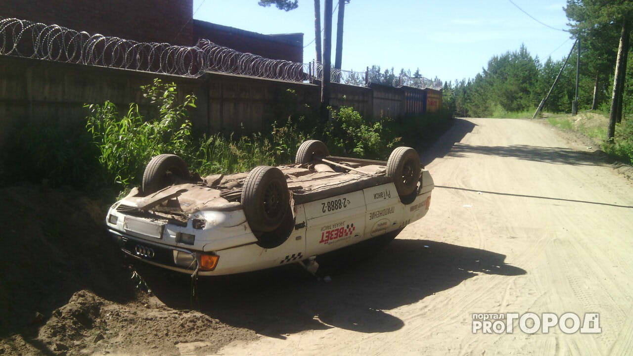 В Сыктывкаре по дороге на Красную Гору перевернулась машина такси (фото)