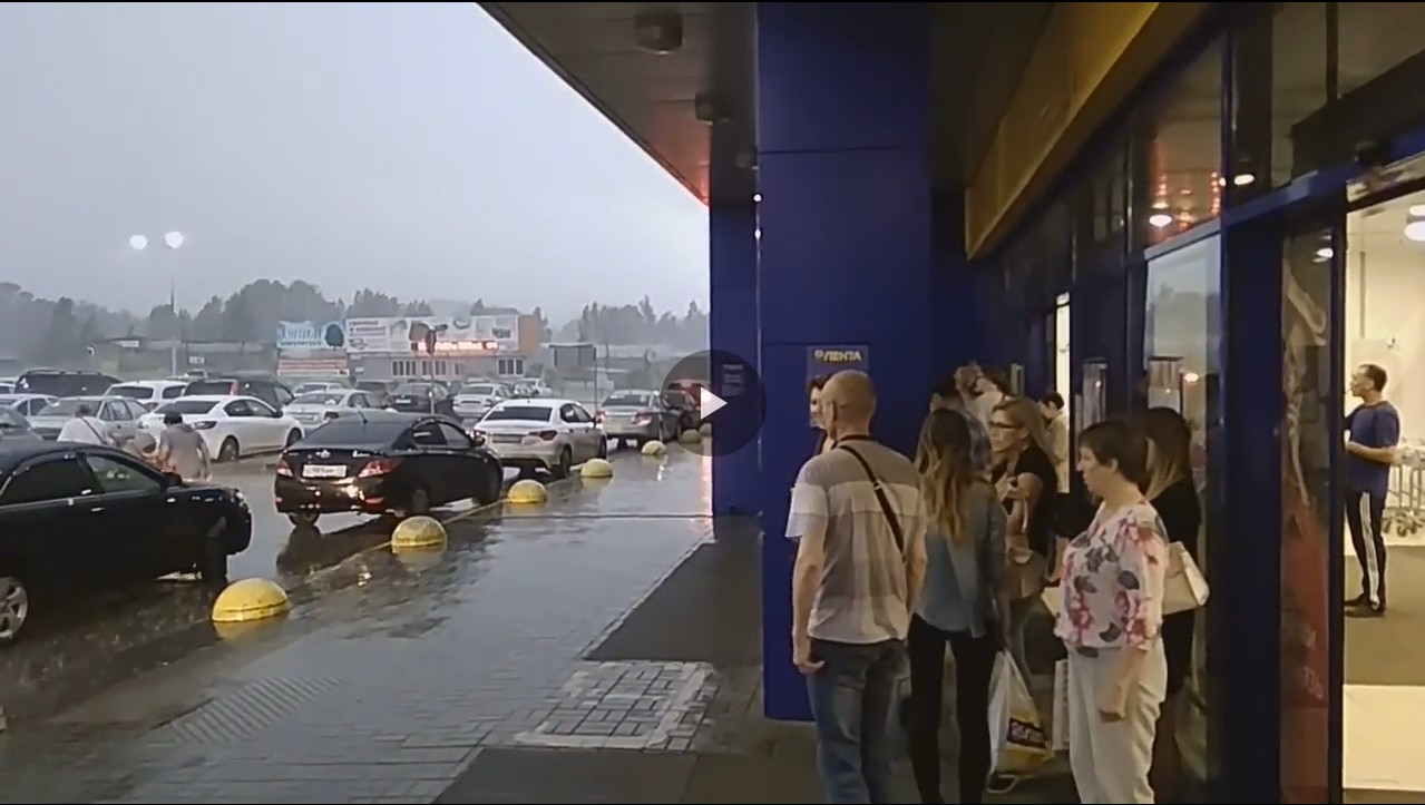 В Сыктывкаре в сильнейший ливень эвакуировали посетителей гипермаркета (видео)
