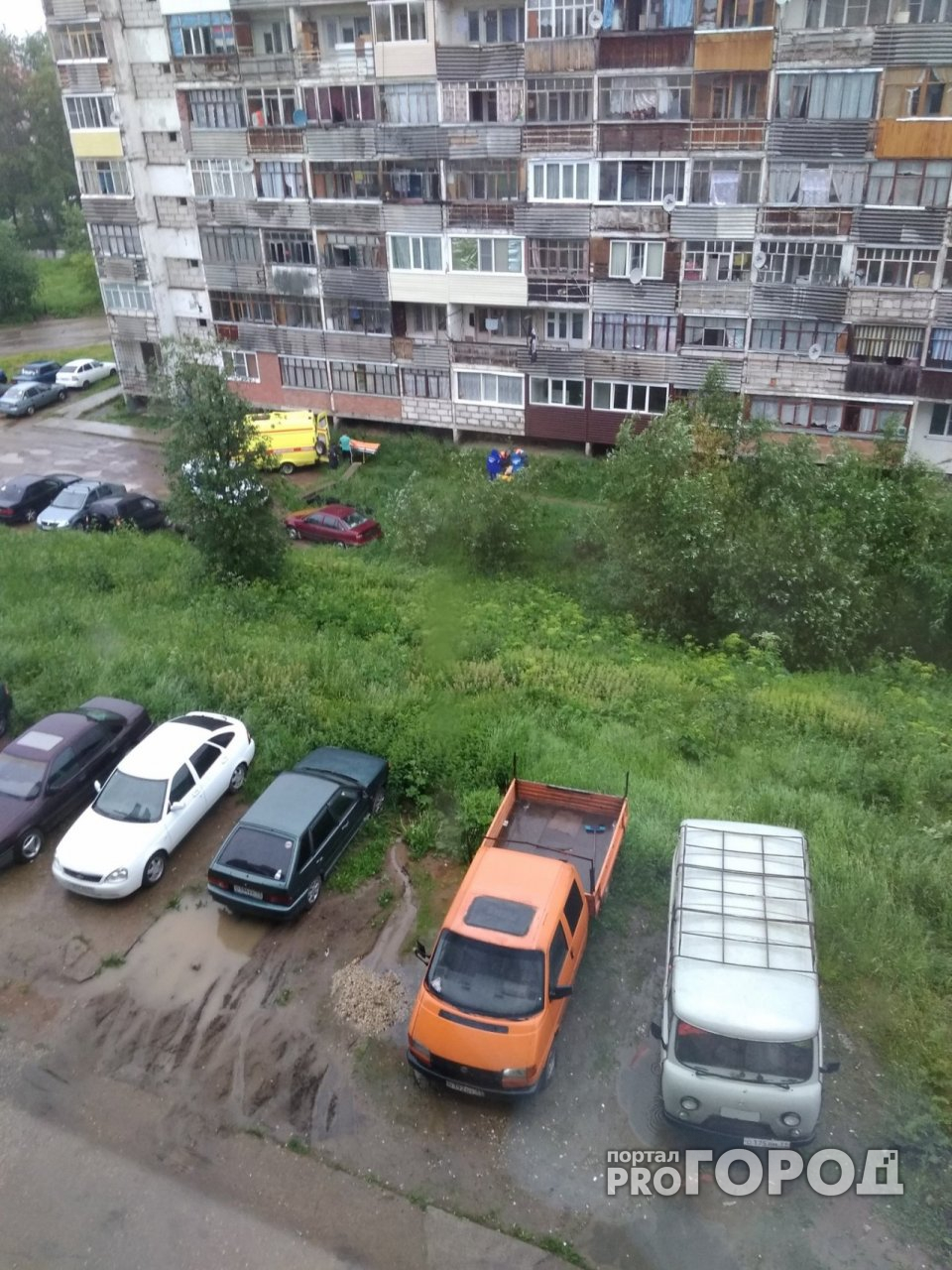 Появилось видео с места ЧП в Сыктывкаре, где женщина выпала из многоэтажки