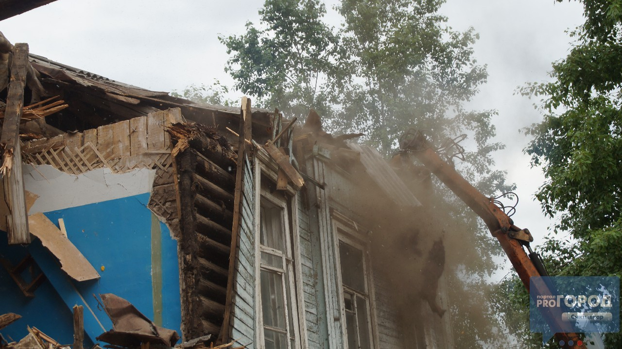 Дом рушат, щепки летят: фоторепортаж с места сноса общежития в Сыктывкаре