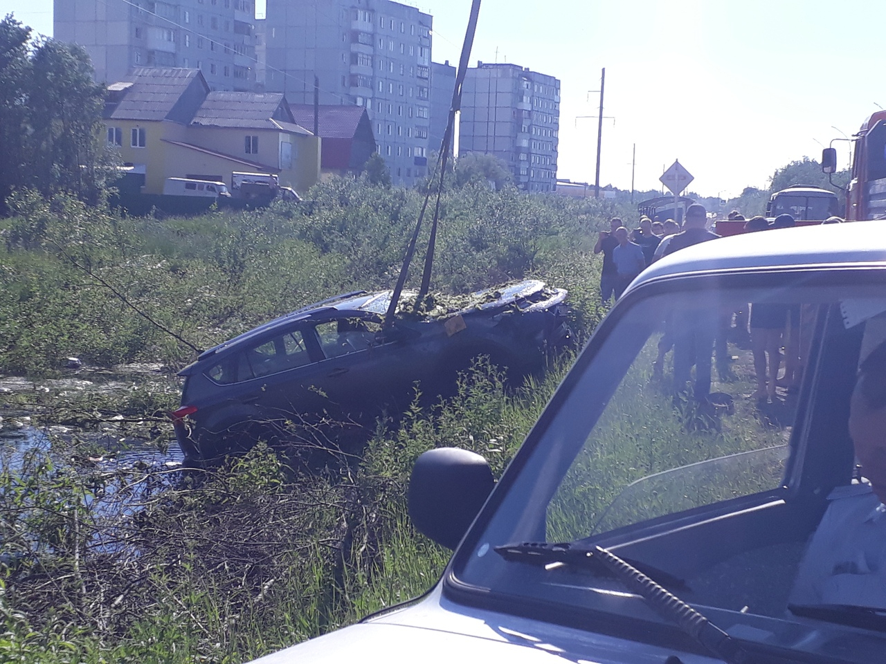 В Коми «КамАЗ» протаранил внедорожник: машина вылетела с трассы в болото (видео)