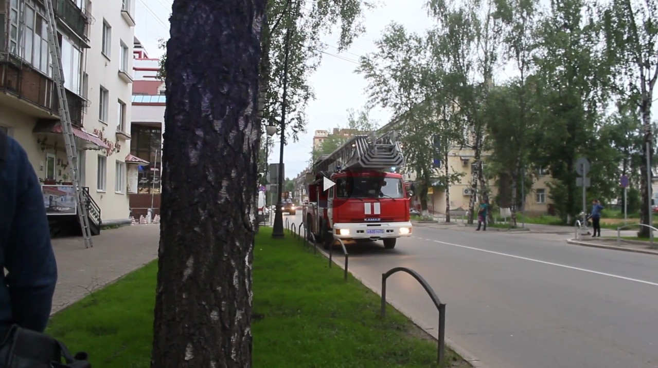 Появились подробности и видео пожара возле мэрии Сыктывкара