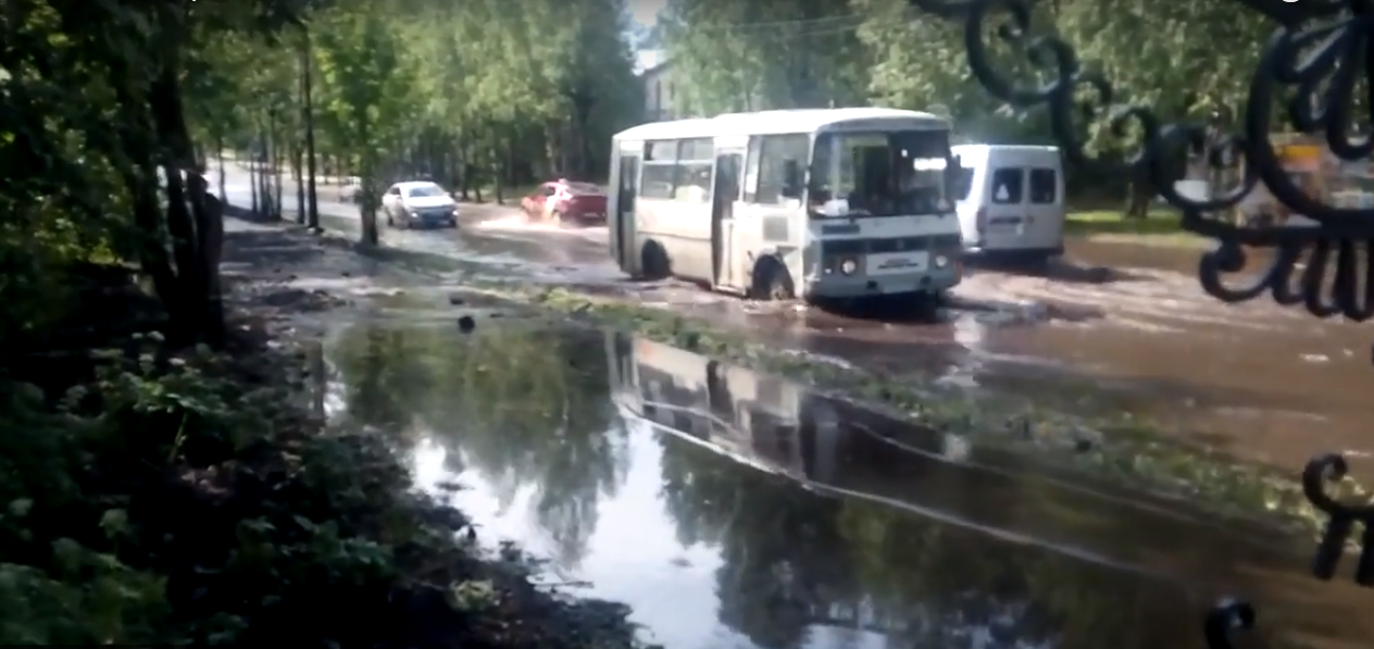 В мэрии Сыктывкара назвали причину потопов на улицах города