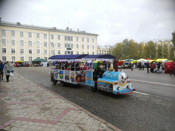 Госавтоинспекция Сыктывкара запретила «машинисту» паровозика катать детей по площади