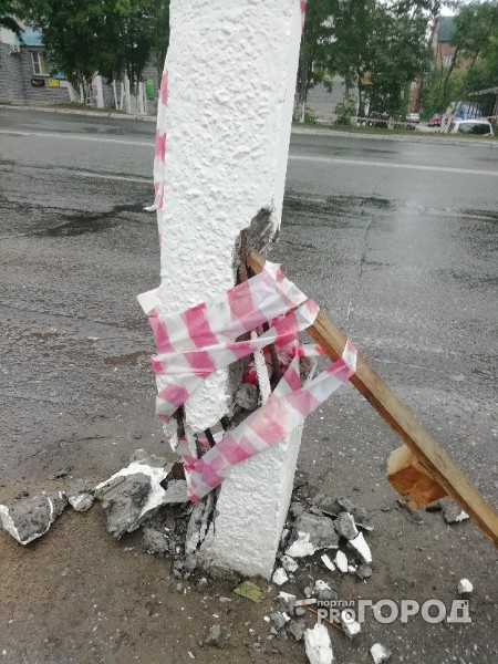 В Сыктывкаре бетонный столб обмотали лентой, чтобы он не упал (фото)
