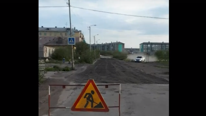 В Коми наглые автомобилисты прокатились по свежему асфальту, наплевав на знаки (видео)