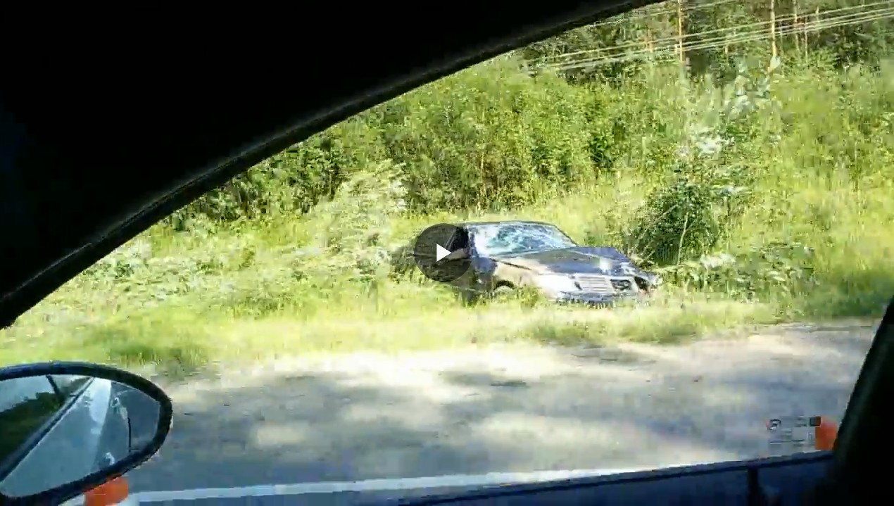 В Сыктывкаре произошла серьезная авария: две машины улетели в кювет (видео)