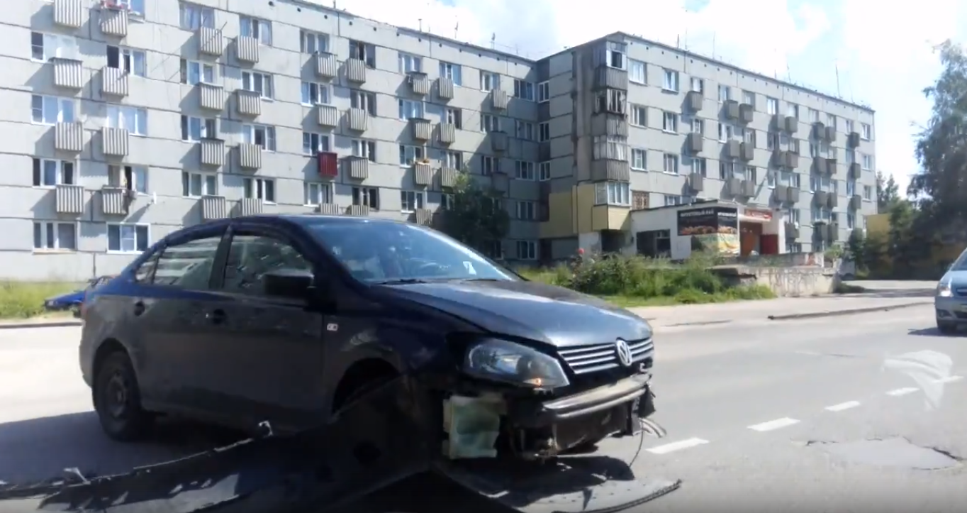 В Сыктывкаре перед общежитием произошла авария с двумя иномарками (видео)