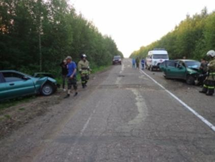 На трассе в Коми пьяный водитель «Ниссана» протаранил в лоб «Шевроле», пострадали двое