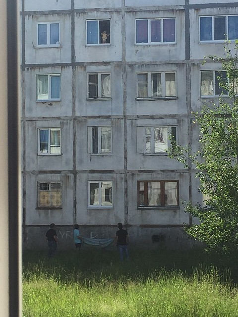 В Сыктывкаре двухлетняя малышка играла на 12-метровой высоте (фото)