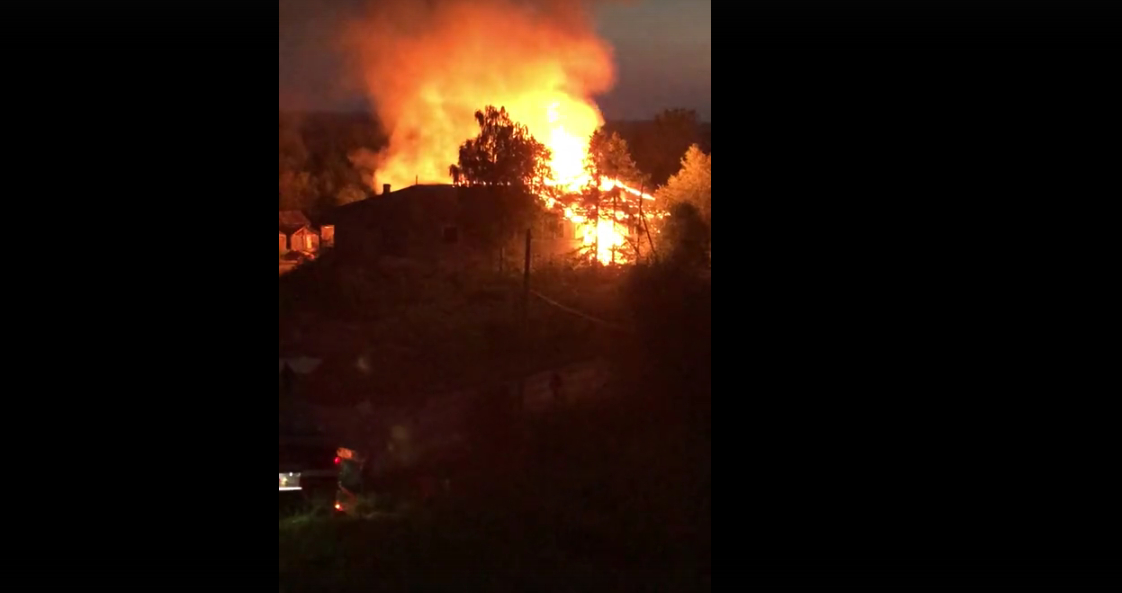 В Коми мощный пожар охватил дом на набережной (видео)