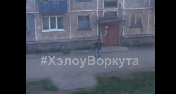 В Коми мужчина зажигательно танцевал на улице в полном одиночестве (видео)