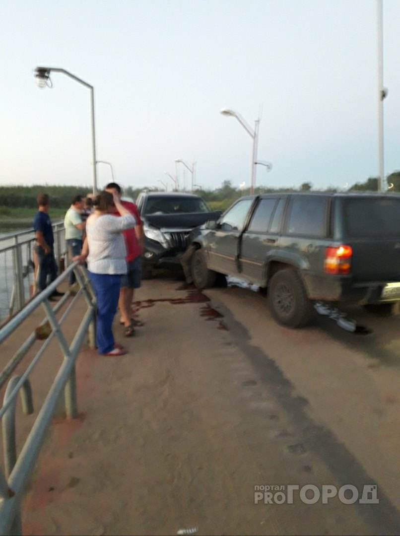 На понтонном мосту в Сыктывкаре врезались два джипа (фото)