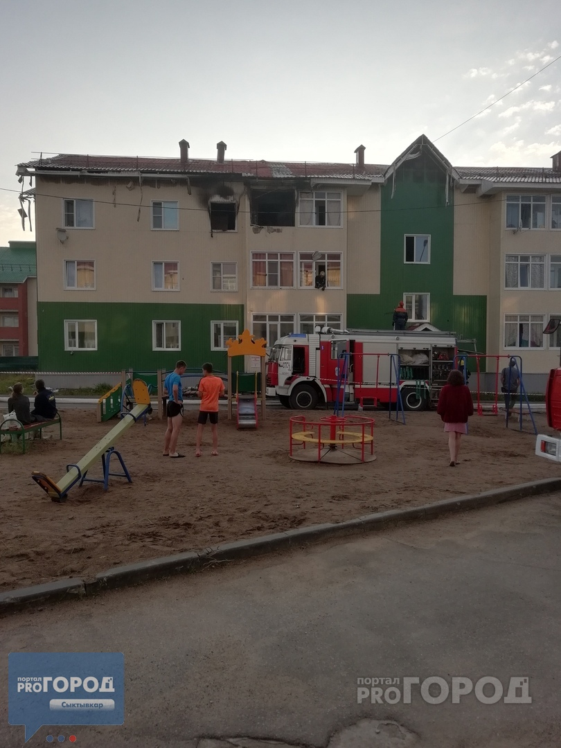 В Сыктывкаре горел трехэтажный жилой дом (фото)