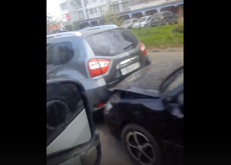 В Сыктывкаре на оживленной улице столкнулись четыре автомобиля (видео)