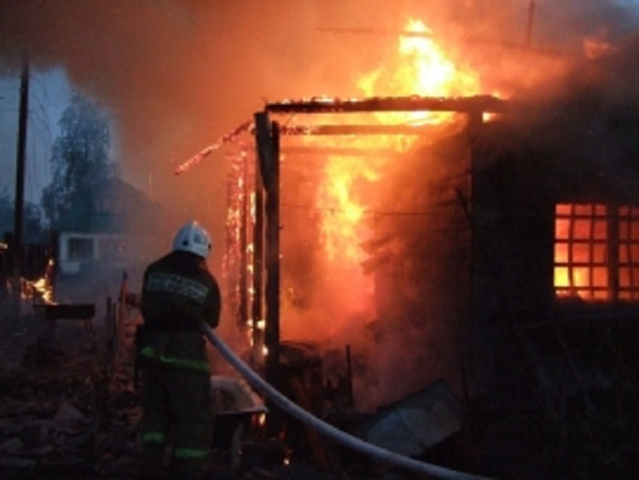 В Коми неизвестные подожгли дверь квартиры жилого дома (фото)