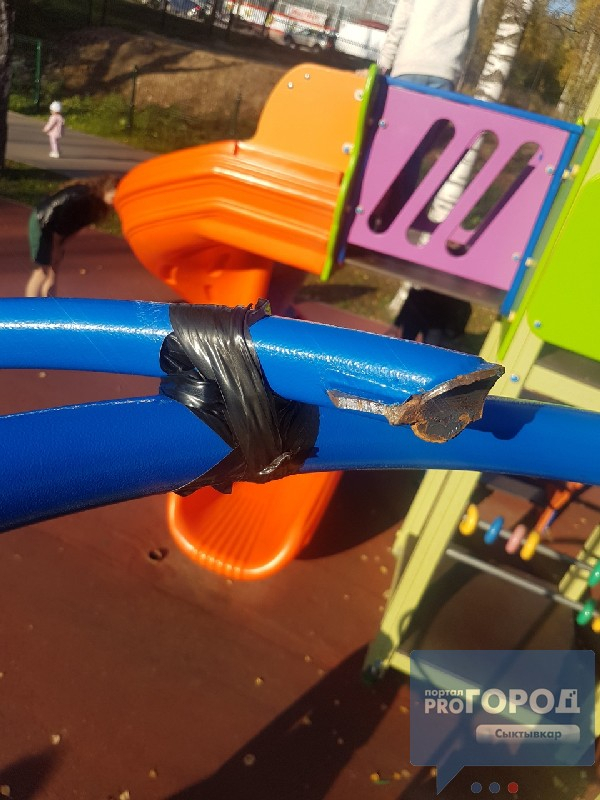 На детской площадке, которую похвалил мэр Сыктывкара, сломался рукоход (фото)