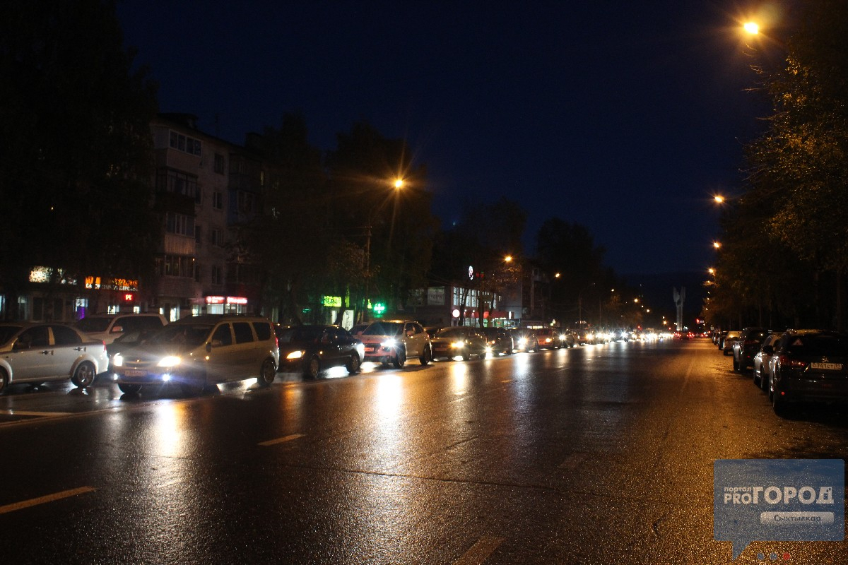 В центре Сыктывкара из-за смены режима работы светофора образовалась огромная пробка (фото)
