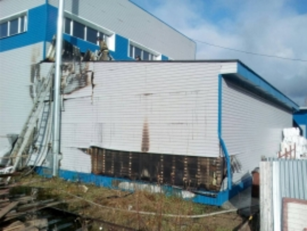 В Сыктывкаре загорелось производственное помещение: людям пришлось срочно эвакуироваться