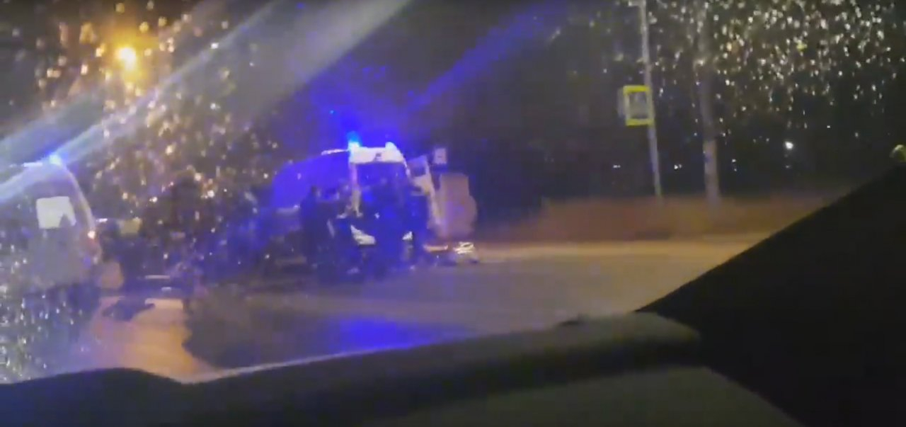 Появилось видео с места аварии в Сыктывкаре, где пешеход попал под колеса двух авто