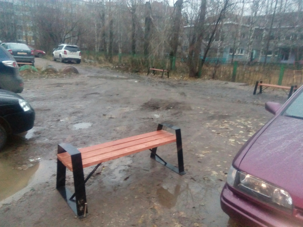 В одном из городов Коми посреди луж и грязи установили новые скамейки