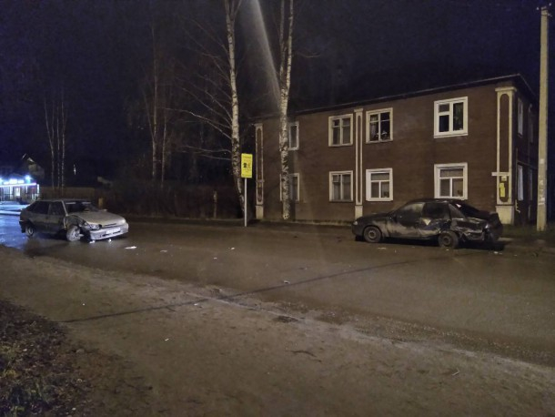 В Сыктывкаре пьяный водитель протаранил припаркованное авто и попытался скрыться