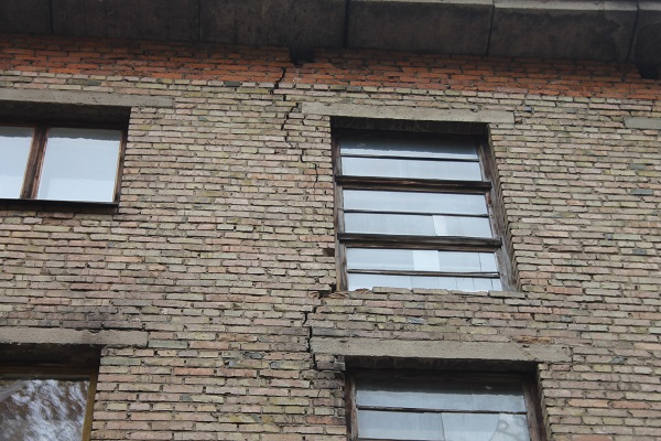 В Сыктывкаре отремонтируют дом с трещиной на всю стену
