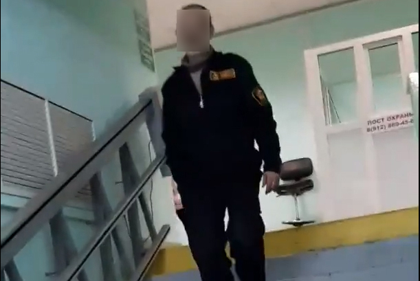Сыктывкарка требовала подъемник для инвалидов, но охранник поликлиники «послал» её (видео)