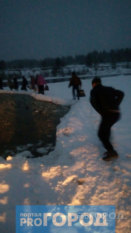 В Коми жители поселка рискую жизнью: они ежедневно ходят по краю огромной дыры во льду (фото)