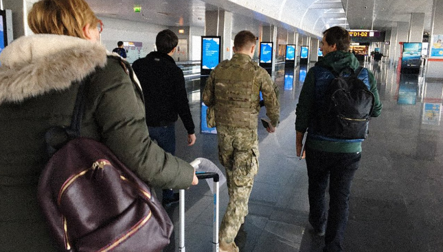 Киев запретил въезд всем, у кого есть российский паспорт