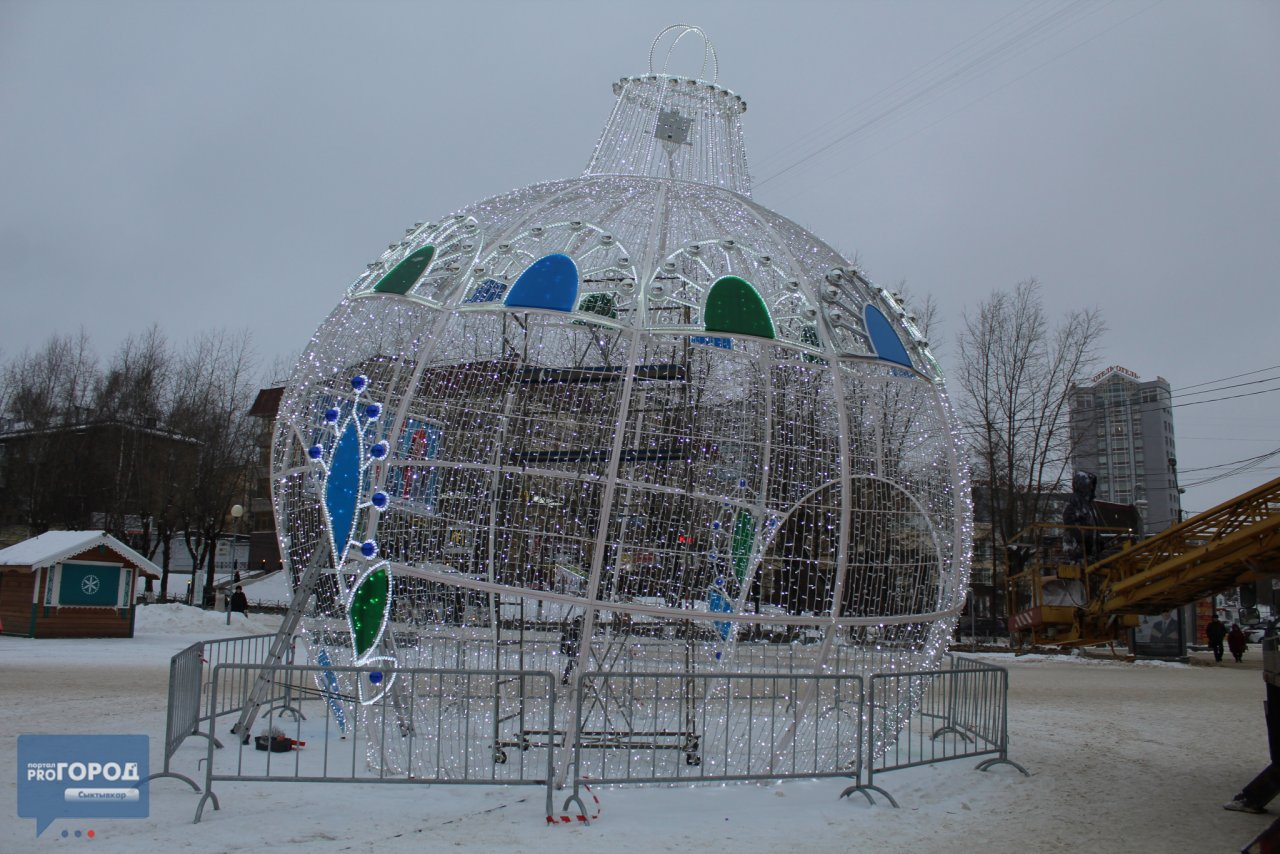В Сыктывкаре заканчивают установку гигантского новогоднего шара (фото)