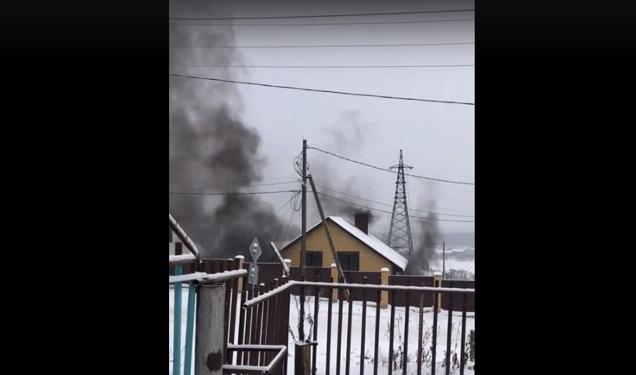 Сыктывкарцев напугал столб черного дыма в частном доме (видео)