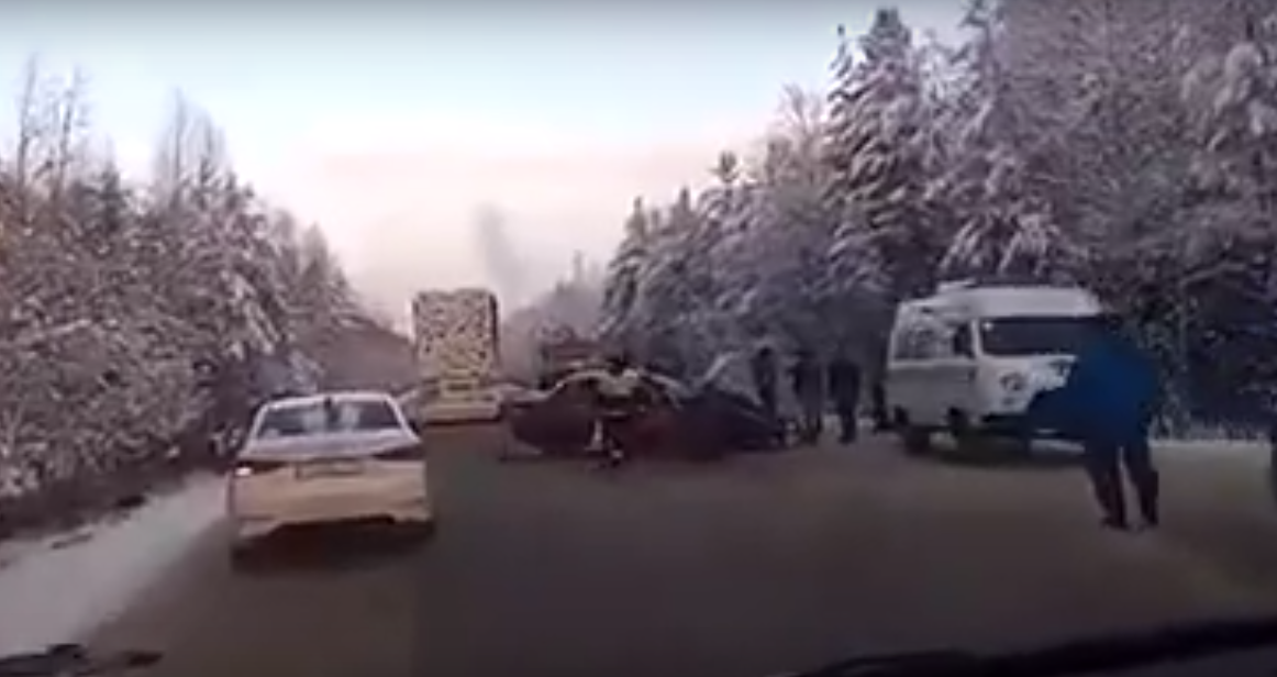 На трассе в Коми столкнулись три автомобиля, несколько человек пострадали (видео)