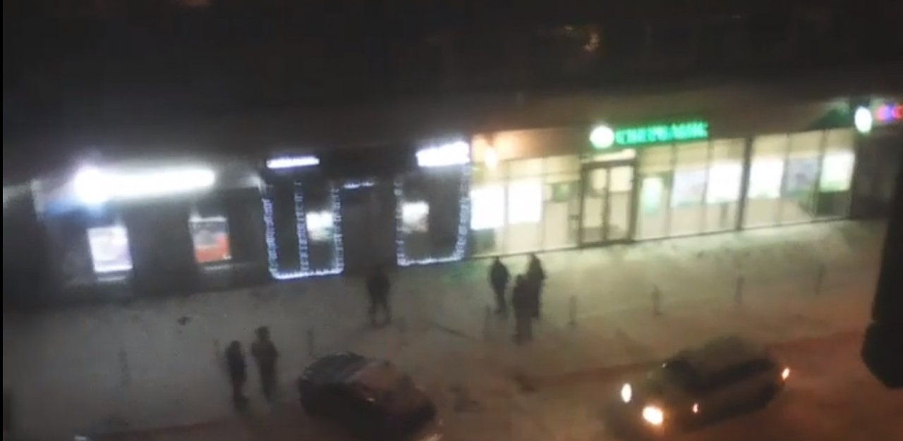Сыктывкарец вдребезги разнес витрину магазина, а затем сопротивлялся полицейским (фото, видео)