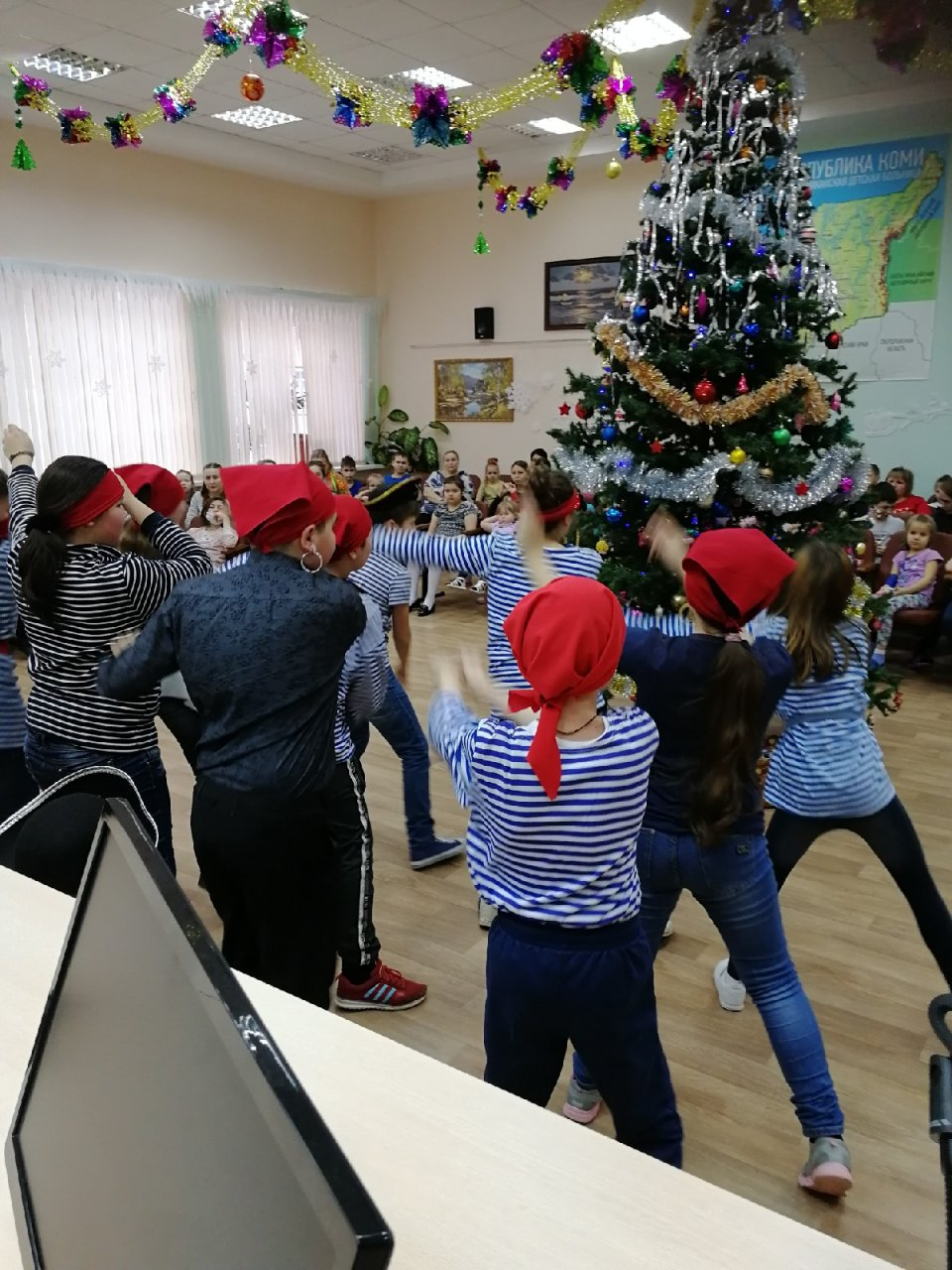 Сыктывкарцы устроили сказочный праздник детям, которые проведут Новый год в больнице