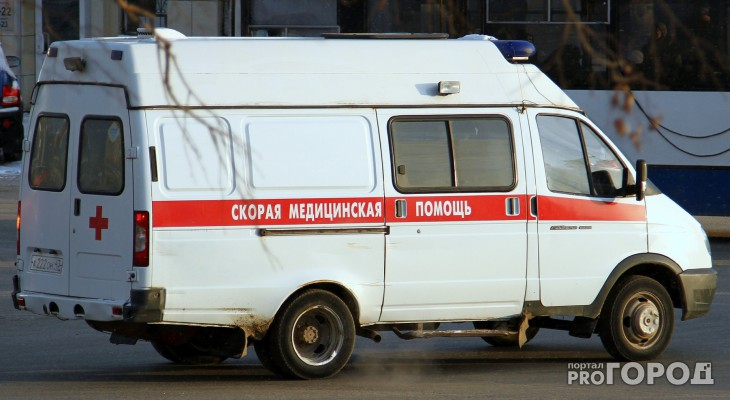 В Коми ребенка, который упал с крыши, доставили в больницу Сыктывкара вертолетом