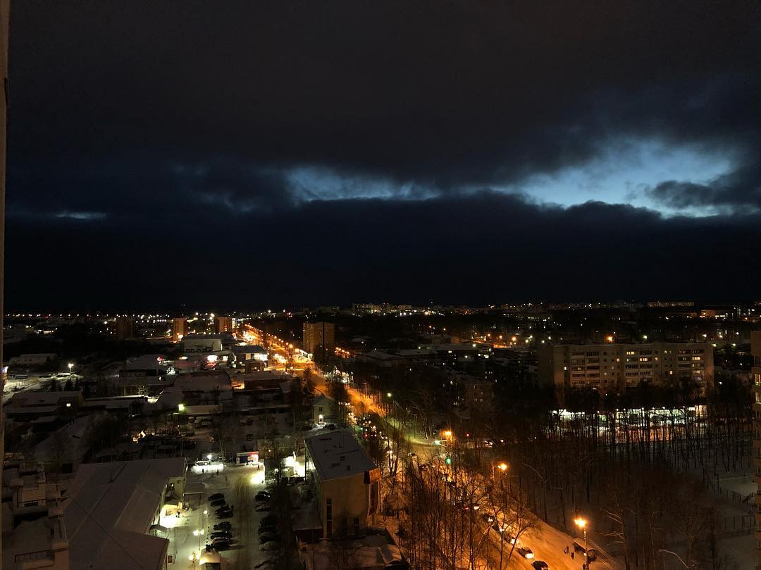 Фото дня: вид из окна многоэтажки на вечерний Сыктывкар
