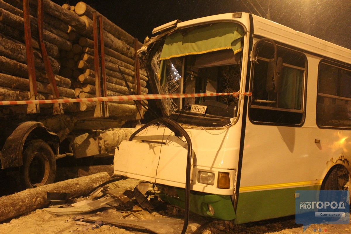 Пассажиры автобуса, который столкнулся с лесовозом в Сыктывкаре, рассказали, как произошла жуткая авария