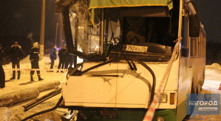 Пассажиры автобуса, который столкнулся с лесовозом в Сыктывкаре, получат страховку