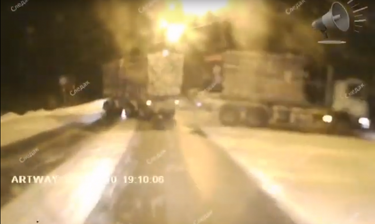 Появилось видео из кабины автобуса, который врезался в лесовоз под Сыктывкаром