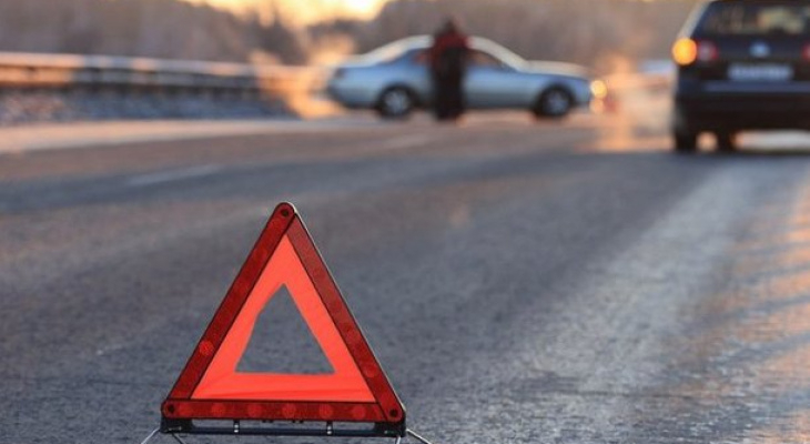 В Сыктывкаре столкнулись две легковушки и автобус: пострадала 18-летняя девушка