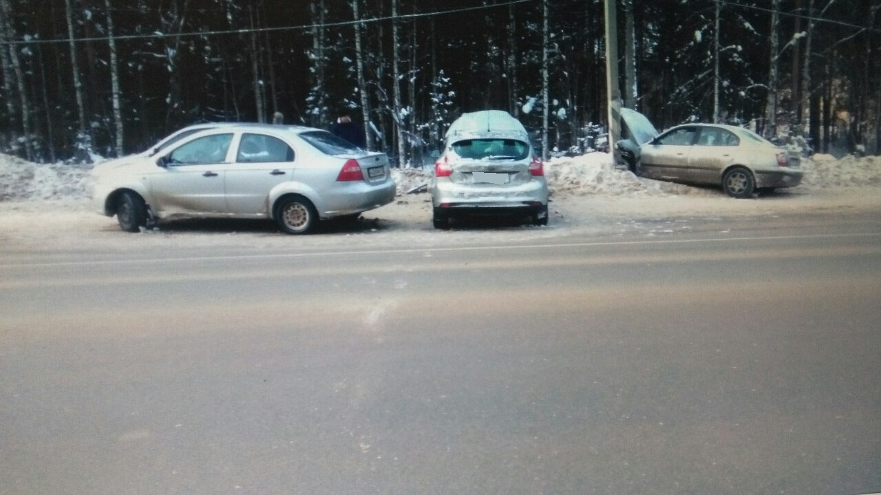На дороге Сыктывкар-Эжва столкнулись четыре автомобиля: один из них въехал в опору ЛЭП (видео)