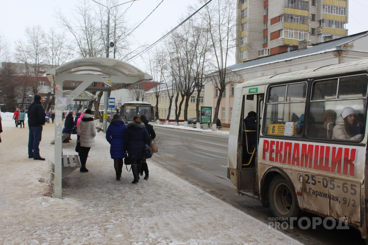 В Сыктывкаре кондуктор не пустил в автобус маму с коляской из-за сильной спешки